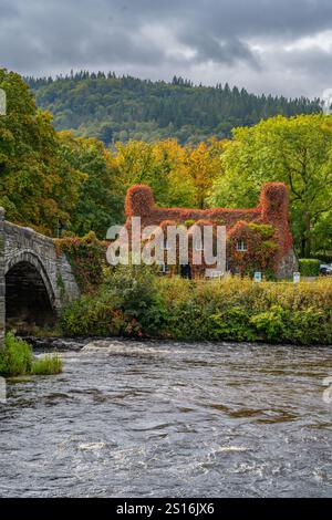 Pont Fawr pont et tu Hwnt i'R Bont sur les rives de la rivière Conwy, Llanrwst Banque D'Images