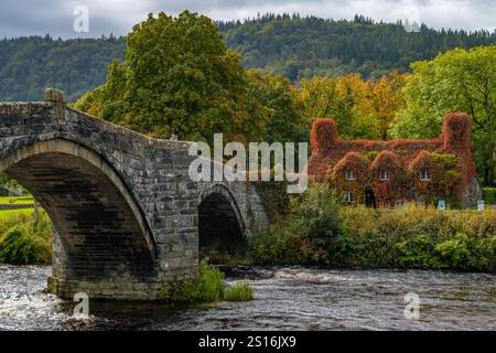 Pont Fawr pont et tu Hwnt i'R Bont sur les rives de la rivière Conwy, Llanrwst Banque D'Images