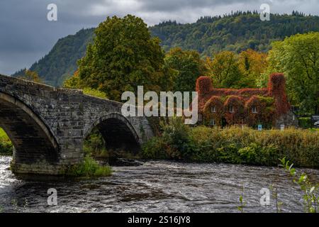 Pont Fawr pont et tu Hwnt i'R Bont sur les rives de la rivière Conwy, Llanrwst Banque D'Images