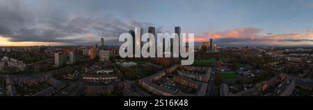 Vue aérienne de Manchester en regardant vers le complexe Deansgate Square au coucher du soleil et au crépuscule Banque D'Images