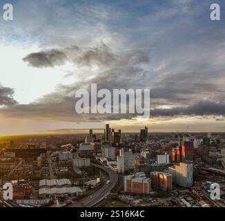Vue aérienne de Manchester en regardant vers le complexe Deansgate Square au coucher du soleil et au crépuscule Banque D'Images