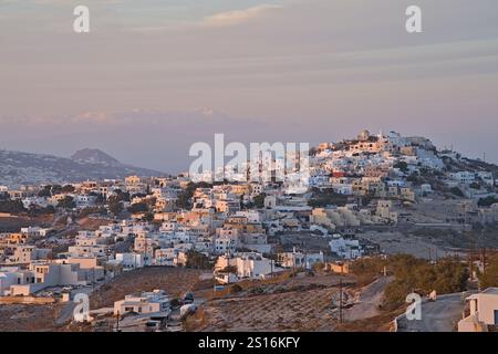 La ville de Pyrgos au coucher du soleil Banque D'Images