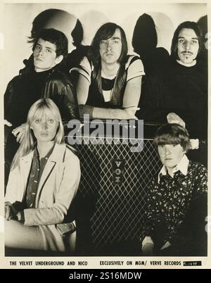 The Velvet Underground - dans le sens des aiguilles d'une montre à partir du haut à gauche Lou Reed, Sterling Morrison, John cale, Maureen Tucker, et Nico - photo publicitaire, c 1966 Banque D'Images