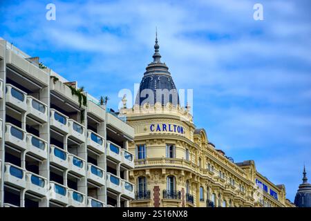 Cannes, France - 7 septembre 2024 : Focus sur le Palace Hotel le Carlton, sur le célèbre boulevard la Croisette. Cannes est célèbre pour son festival Banque D'Images