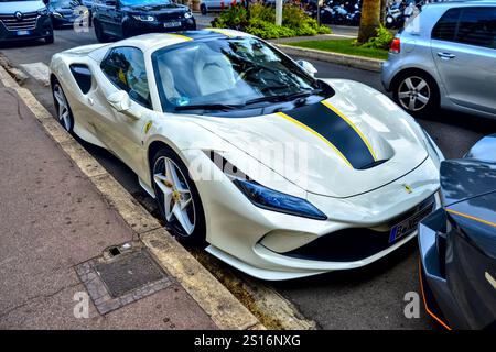 Cannes, France - 7 septembre 2024 : Cream Ferrari F8 Spider (2019) stationnée à la Croisette, célèbre avenue de Cannes. Banque D'Images