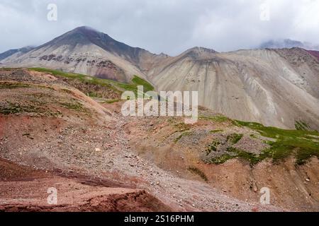 Traveller's Pass est une destination de trekking dans les montagnes des Alays au sud du Kirghizistan. Banque D'Images