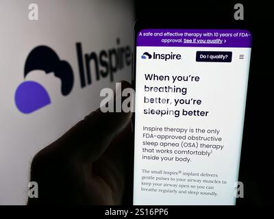 Allemagne. 6 juillet 2024. Dans cette illustration photo, une personne tient un smartphone avec la page Web de la société américaine inspire Medical Systems Inc devant le logo de l'entreprise. (Crédit image : © timon Schneider/SOPA images via ZUMA Press Wire) USAGE ÉDITORIAL SEULEMENT ! Non destiné à UN USAGE commercial ! Banque D'Images