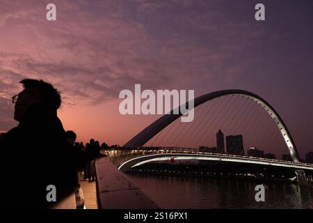 Guangzhou, Chine. 1er janvier 2025. Touristes vus visiter le pont Haixin à Guangzhou. Le pont Haixin est un pont piétonnier qui a été construit pour relier la rive est de l'île d'Ersha et la tour Canton située au-dessus de la rivière des perles à Guangzhou, en Chine. Crédit : SOPA images Limited/Alamy Live News Banque D'Images