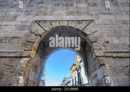 Vue en bas angle d'une ancienne arche à Puerta de las Granadas, avec une partie du paysage urbain en arrière-plan. Banque D'Images
