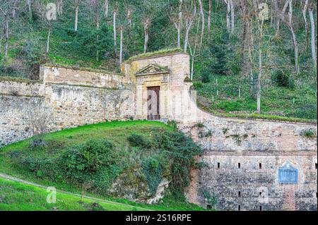 Portes anciennes et murs de pierre, une partie des fortifications de l'Alhambra le long de la crête de la montagne. Banque D'Images