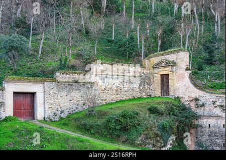 Portes anciennes et murs de pierre, une partie des fortifications de l'Alhambra le long de la crête de la montagne. Banque D'Images