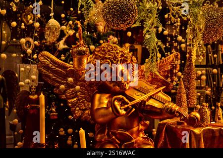 Strasbourg, France - 28 décembre 2021 : vitrine de la galerie Aimee K. Concentrez-vous sur un ange jouant du violon. Banque D'Images