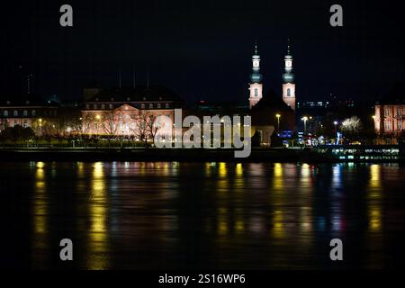 Mainz, Allemagne. 31 décembre 2024. Église Saint-Pierre et le Landtag. Banque D'Images