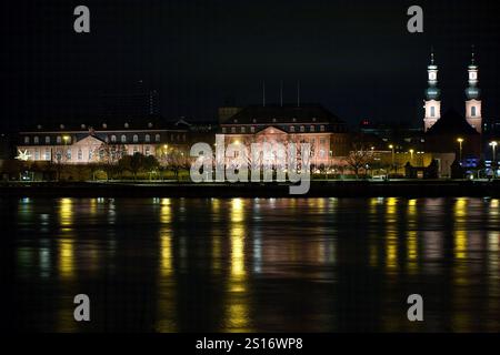 Mainz, Allemagne. 31 décembre 2024. Église Saint-Pierre et le Landtag. Banque D'Images