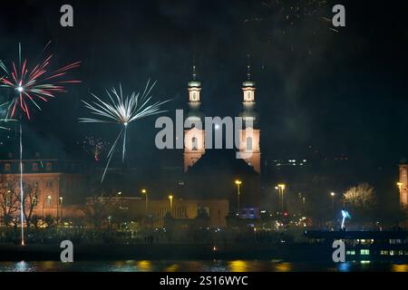 Mainz, Allemagne. 31 décembre 2024. Feux d'artifice de la Saint-Sylvestre 2024-2025 Banque D'Images