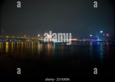 Mainz, Allemagne. 31 décembre 2024. Feux d'artifice de la Saint-Sylvestre 2024-2025 Banque D'Images