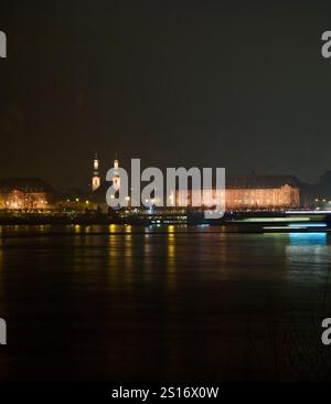 Mainz, Allemagne. 31 décembre 2024. Église Saint-Pierre et le Landtag. Banque D'Images