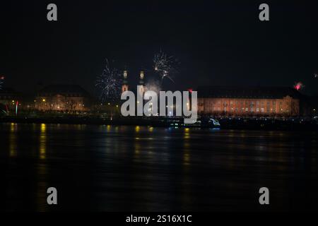 Mainz, Allemagne. 31 décembre 2024. Feux d'artifice de la Saint-Sylvestre 2024-2025 Banque D'Images