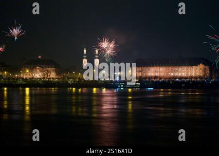 Mainz, Allemagne. 31 décembre 2024. Feux d'artifice de la Saint-Sylvestre 2024-2025 Banque D'Images