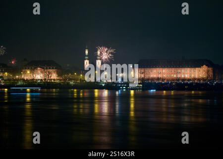 Mainz, Allemagne. 31 décembre 2024. Feux d'artifice de la Saint-Sylvestre 2024-2025 Banque D'Images