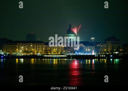 Mainz, Allemagne. 31 décembre 2024. Feux d'artifice de la Saint-Sylvestre 2024-2025. Banque D'Images