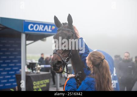 Chepstow, Royaume-Uni. Vendredi 27 décembre 2024. Val Dancer et Charlie Hammond remportent le Coral Welsh Grand National pour l’entraîneur Mel Rowley et Owne Banque D'Images