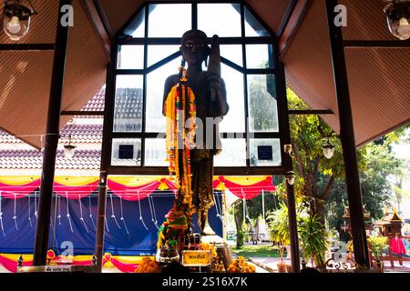 Phra Sivali ou Siwali Maha Thera statue dans le temple Wat Bot pour les thaïlandais voyageurs visitent respect priant bénir mythe Saint culte mystique à Sam K Banque D'Images