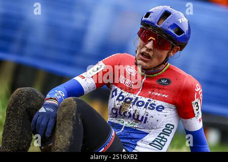 Baal, Belgique. 1er janvier 2025. La marque néerlandaise Lucinda semble déçue après la course d'élite féminine de l'événement cycliste de cyclocross 'GP Sven Nys' le mercredi 01 janvier 2025 à Baal, étape 5/8 dans la compétition X2O Badkamers 'Trofee Veldrijden'. BELGA PHOTO DAVID PINTENS crédit : Belga News Agency/Alamy Live News Banque D'Images