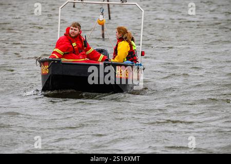 Haltern am See, Allemagne. 1er janvier 2025. Des bénévoles du DLRG sortent et circulent en bateau sur le réservoir Haltern. Crédit : Christoph Reichwein/dpa/Alamy Live News Banque D'Images