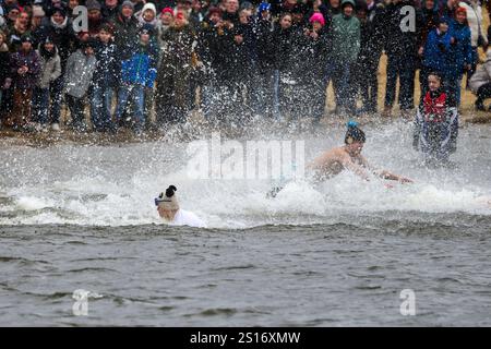 Haltern am See, Allemagne. 1er janvier 2025. Les gens sautent dans l'eau à la nage du nouvel an dans le réservoir Haltern. Crédit : Christoph Reichwein/dpa/Alamy Live News Banque D'Images