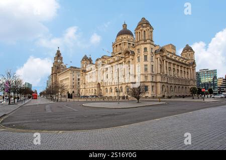 Le bâtiment du Port de Liverpool, bâtiment classé Grade II à Liverpool, en Angleterre, ainsi que le bâtiment Cunard et le bâtiment Liver sur Pier Head Banque D'Images