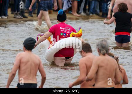 Haltern am See, Allemagne. 1er janvier 2025. Les participants sont dans l'eau à la baignade du nouvel an dans le réservoir Haltern. Crédit : Christoph Reichwein/dpa/Alamy Live News Banque D'Images