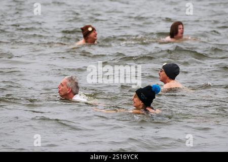 Haltern am See, Allemagne. 1er janvier 2025. Les participants nagent dans l'eau lors de la baignade du nouvel an dans le réservoir Haltern. Crédit : Christoph Reichwein/dpa/Alamy Live News Banque D'Images