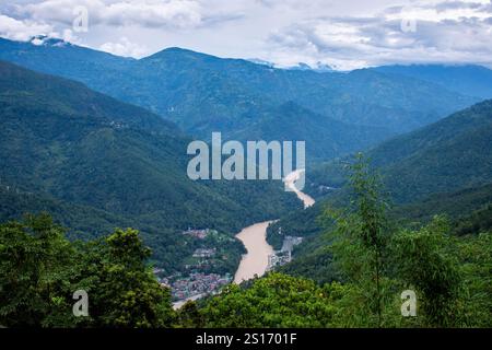 Vue aérienne de la rivière Tista et du canton de Melli, la rivière Teesta prend sa source dans l'Himalaya et traverse le Bengale occidental et le Sikkim. Banque D'Images