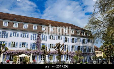 Vue du Bad Hotel Uberlingen sur le fond du ciel bleu avec des nuages blancs par une journée ensoleillée. Un beau bâtiment historique, décoré avec floweri Banque D'Images