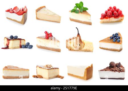 Ensemble de morceaux de cheesecake savoureux sur fond blanc Banque D'Images