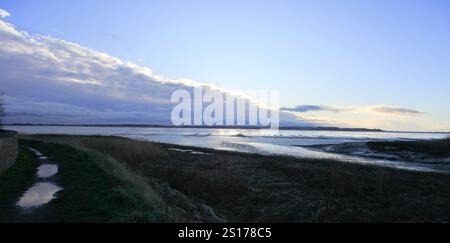 Une promenade le long de l'estuaire Humber près de Brough Haven, East Yorkshire, Royaume-Uni hiver avec des nuages Banque D'Images