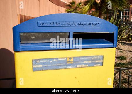 poste maroc jaune et bleu boîte postale internationale et nationale devant le bureau de poste gueliz marrakech, maroc Banque D'Images