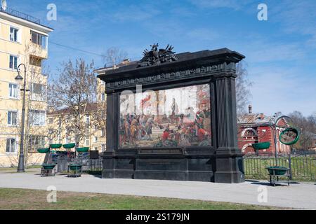 CRONSTADT, RUSSIE - 01 MAI 2022 : monument avec panneau de mosaïque 'Triomphe de la flotte russe' en l'honneur de la première parade navale à Cronstadt sur un ensoleillé Banque D'Images