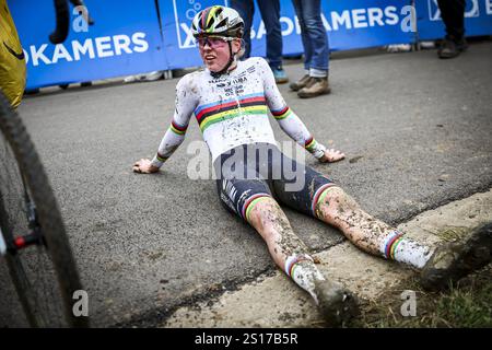 Baal, Belgique. 1er janvier 2025. Néerlandais FEM Van Empel photographié après la course d'élite féminine de l'épreuve cycliste de cyclocross 'GP Sven Nys' le mercredi 01 janvier 2025 à Baal, étape 5/8 de la compétition X2O Badkamers 'Trofee Veldrijden'. BELGA PHOTO DAVID PINTENS crédit : Belga News Agency/Alamy Live News Banque D'Images