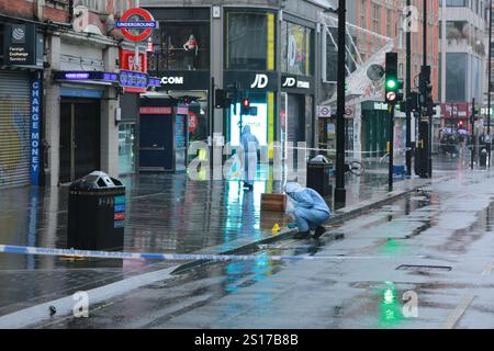 Londres, Royaume-Uni. 01 janvier 2025. Les médecins légistes travaillent sur les lieux d'un début du jour de l'an où un homme a été poignardé sur Oxford Street, près de la station de métro de Bond Street dans le centre de Londres. Crédit : Waldemar Sikora / Alamy Live News Banque D'Images