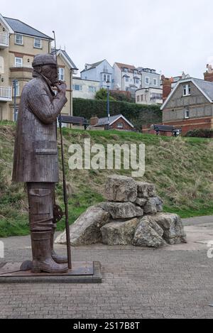 High Tide et Short Wellies, sculpture en acier d'un pêcheur sur la plage de filey Banque D'Images