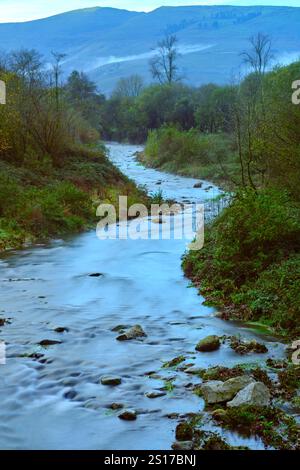 Une vue sereine sur la rivière Saja qui coule doucement à travers la luxuriante vallée de Cabuerniga en Cantabrie, Espagne. Ucieda Cantabria ESPAGNE Copyright : xMikelxBilbao Banque D'Images