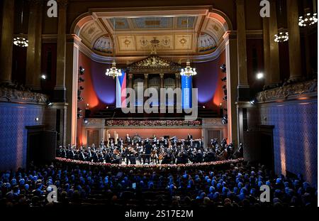 Prague, République tchèque. 1er janvier 2025. Concert Philharmonique tchèque du nouvel an dirigé par le chef d'orchestre Tomas Netopil à Rudolfinum - Dvorak Hall, République tchèque, le 1er janvier 2025. Crédit : Katerina Sulova/CTK photo/Alamy Live News Banque D'Images