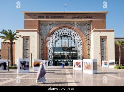 L'impressionnante façade extérieure de la gare de Marrakech, Maroc, Afrique du Nord. Connu localement comme Gare de Marrakech. Banque D'Images