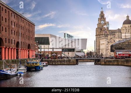 Bateaux amarrés par les bâtiments des Albert Docks dans la ville Merseyside de Liverpool avec vue sur le musée et le port de Liverpool bâtiments Banque D'Images