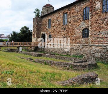 Le château de Colchester et les ruines de la chapelle en face. Banque D'Images