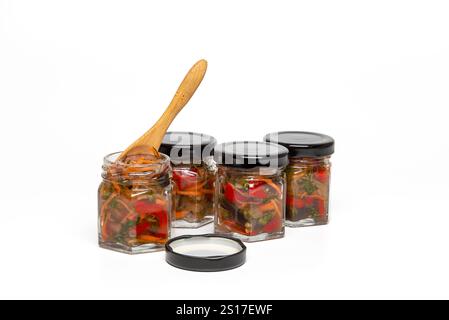 Épices maison dans des bocaux en verre avec cuillère en bois isolé sur fond blanc Banque D'Images
