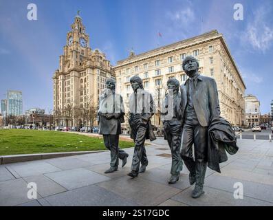 Des statues en bronze des quatre Beatles créées par le sculpteur Andy Edwards devant les bâtiments du foie sur le quai de Liverpool Pier Head Waterfront Banque D'Images