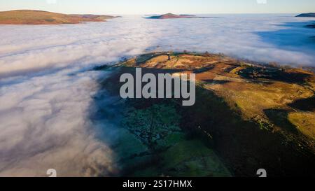 Vue aérienne d'une vallée rurale remplie de brouillard avec des collines ondulantes derrière Banque D'Images